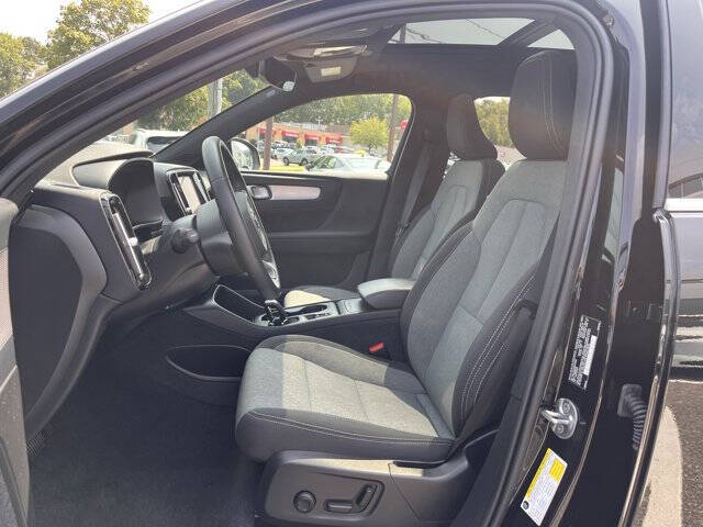 2025 Volvo XC40 B5 Core Bright Theme