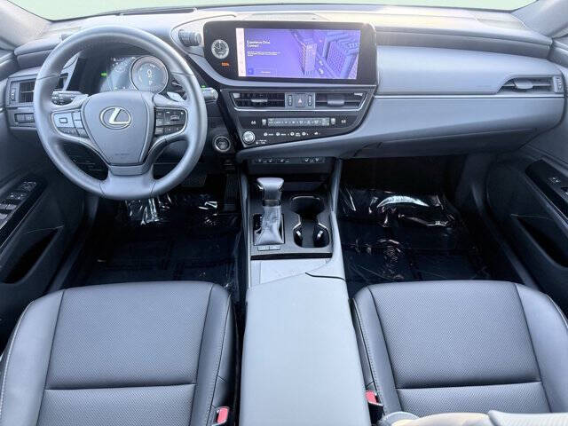 2025 Lexus ES 300h F SPORT Design