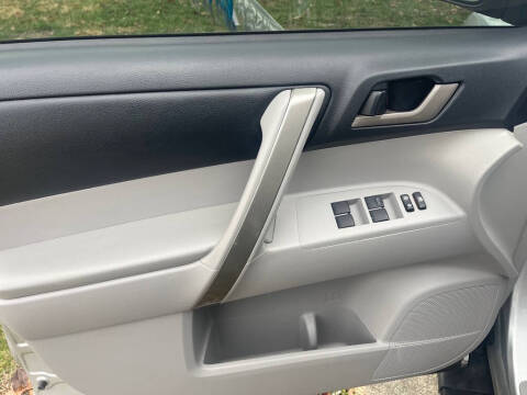 2011 Toyota Highlander SE