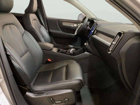 2025 Volvo XC40 B5 Plus Bright Theme
