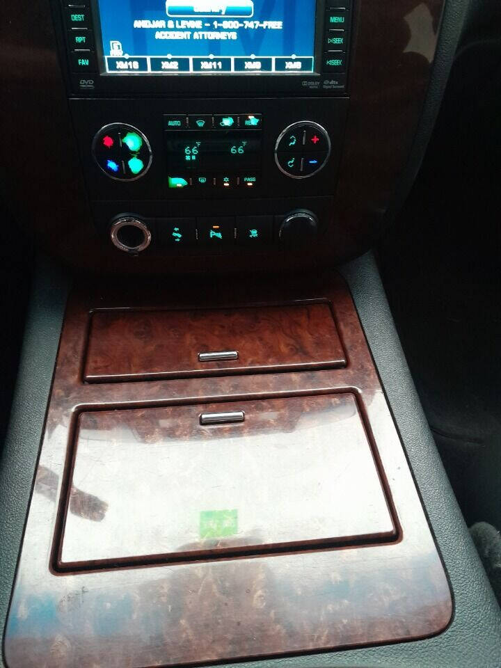 2011 Chevrolet Suburban SUV - $7,950