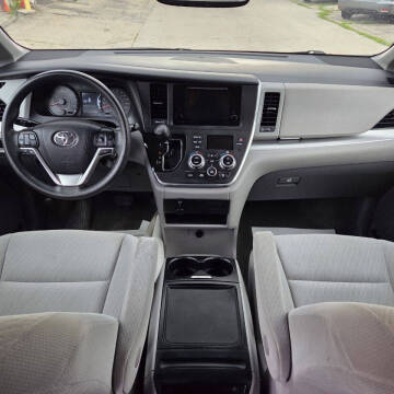 2017 Toyota Sienna LE 8-Passenger