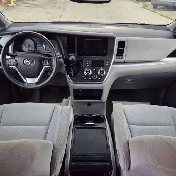 2017 Toyota Sienna LE 8-Passenger