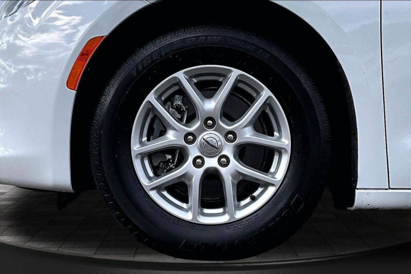 2022 Chrysler Voyager LX