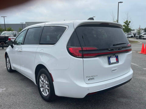 2027 Chrysler Pacifica Select
