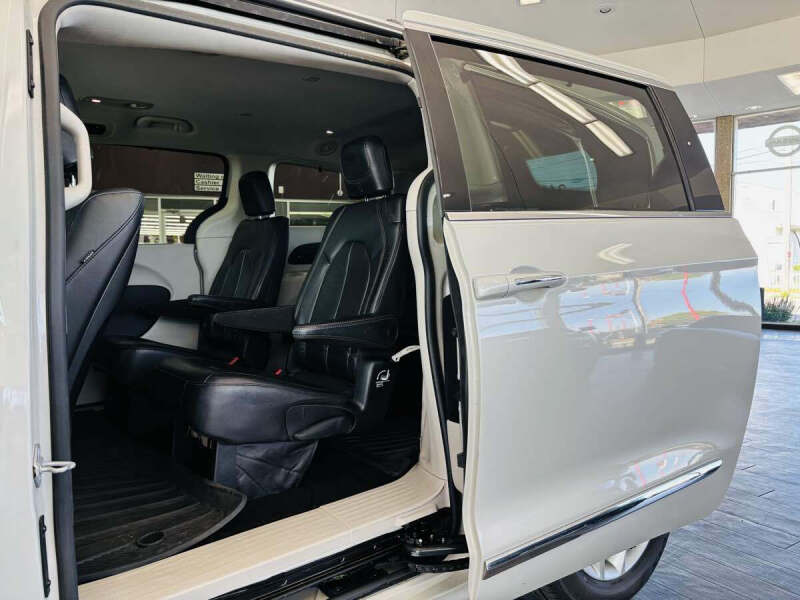 2017 Chrysler Pacifica Touring-L Plus