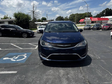 2017 Chrysler Pacifica Touring-L