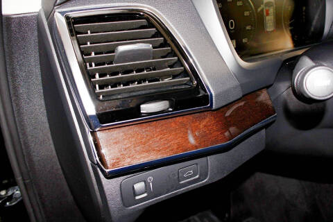 2017 Volvo XC90 T6 Momentum