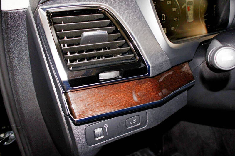 2017 Volvo XC90 T6 Momentum