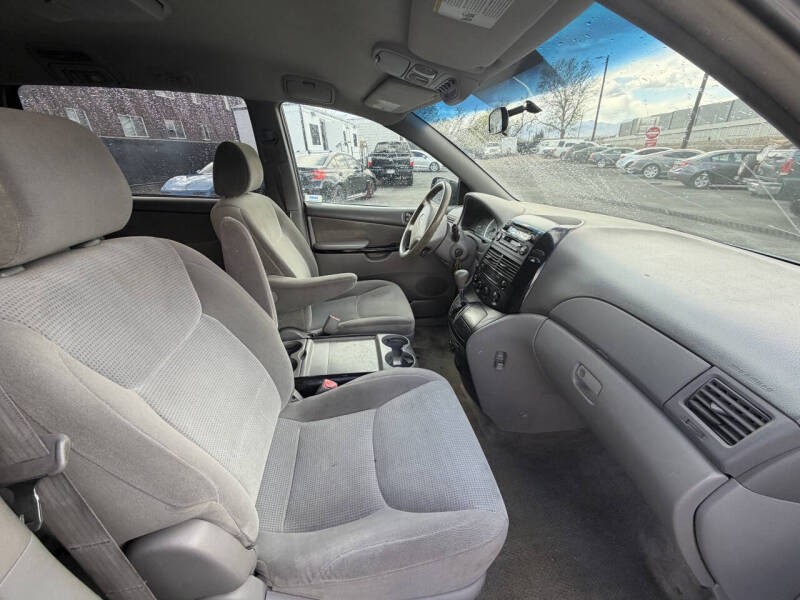 2005 Toyota Sienna LE 7 Passenger