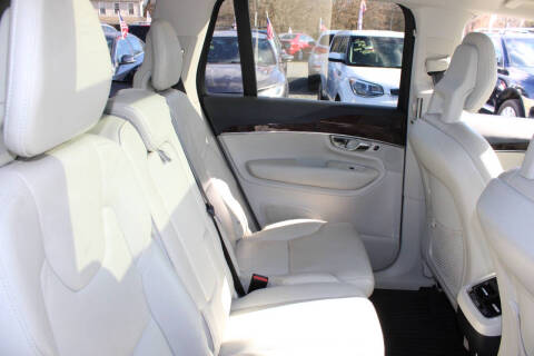 2016 Volvo XC90 T6 Momentum