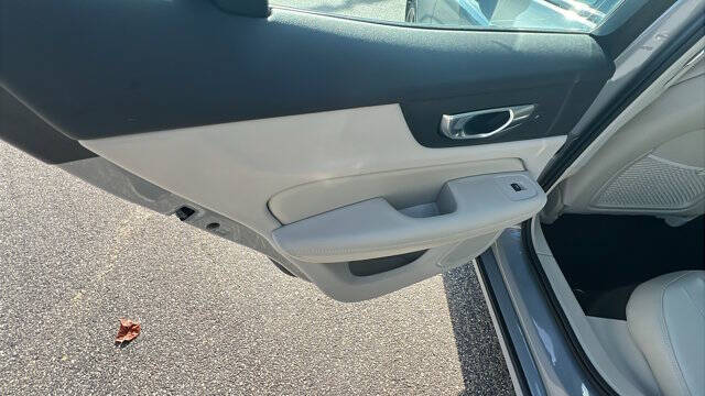 2024 Volvo S60 B5 Plus Dark Theme