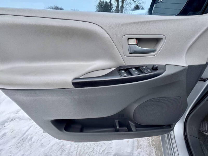 2015 Toyota Sienna LE 8-Passenger