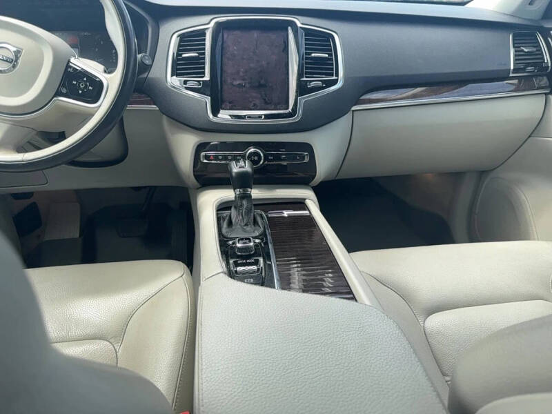 2016 Volvo XC90 T6 Momentum