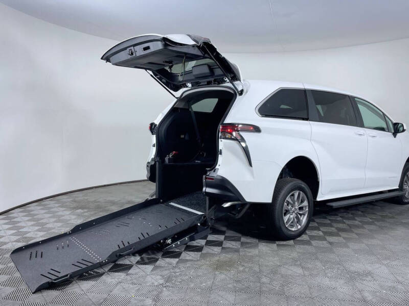 2025 Toyota Sienna LE's photo