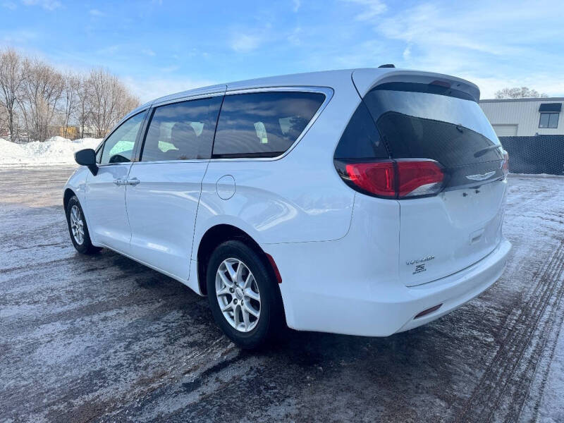 2023 Chrysler Voyager LX