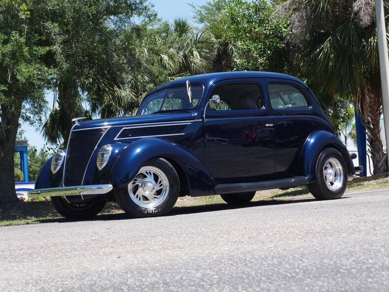 1937 Ford Deluxe