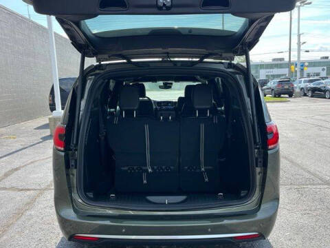 2027 Chrysler Pacifica Select