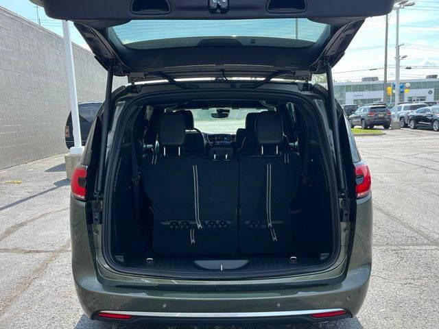 2027 Chrysler Pacifica Select