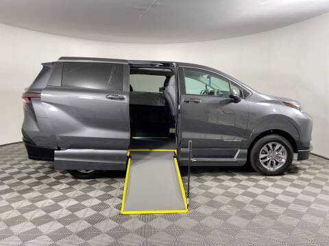 2025 Toyota Sienna LE 8-Passenger