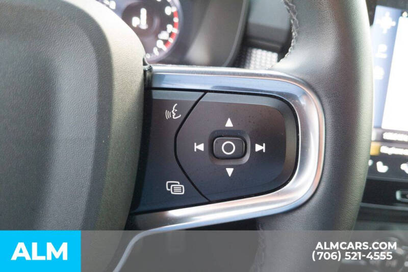 2022 Volvo XC40 T5 R-Design