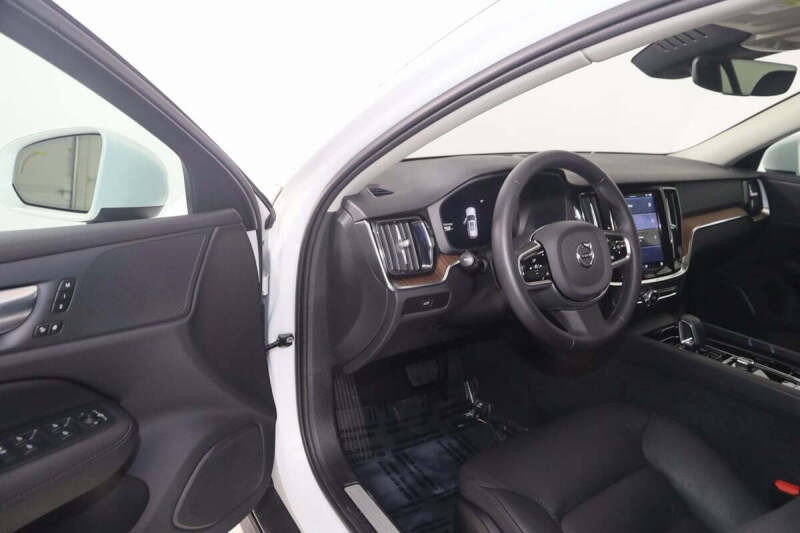 2024 Volvo V60 Cross Country B5 Plus