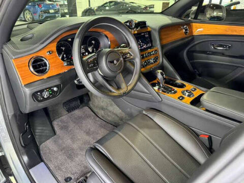 2023 Bentley Bentayga EWB V8