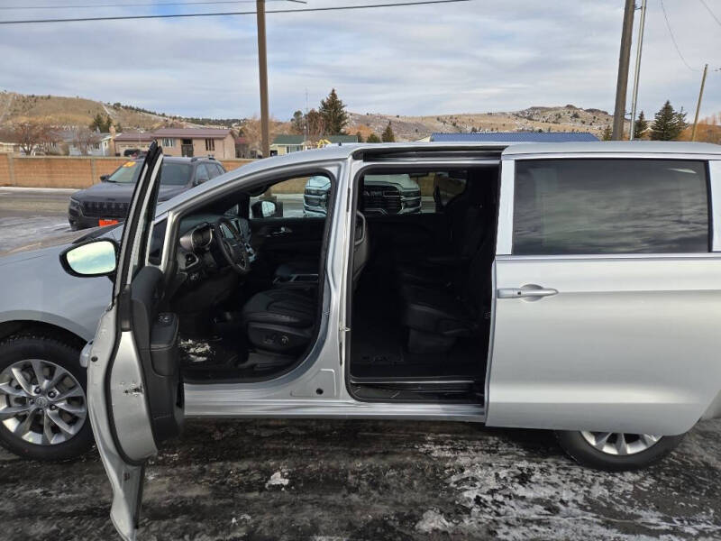 2026 Chrysler Pacifica Select