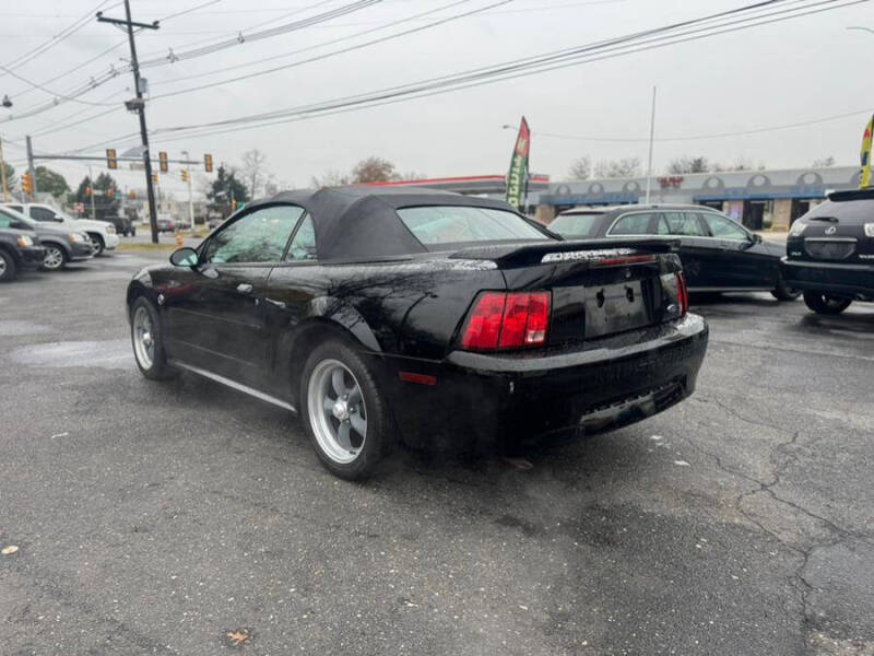 2004 Ford Mustang Deluxe