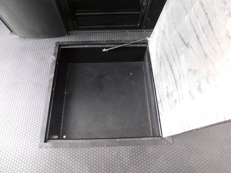 2026 United Trailers 53' Full Bathroom