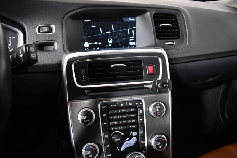 2015 Volvo V60 Cross Country T5