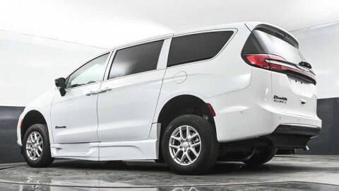 2025 Chrysler Pacifica Select