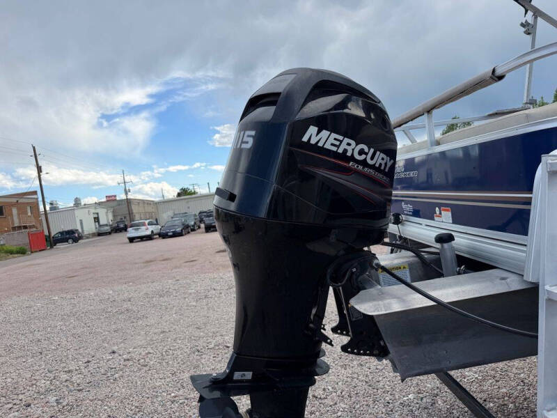 2014 Tracker MARINE FISHIN BARGE