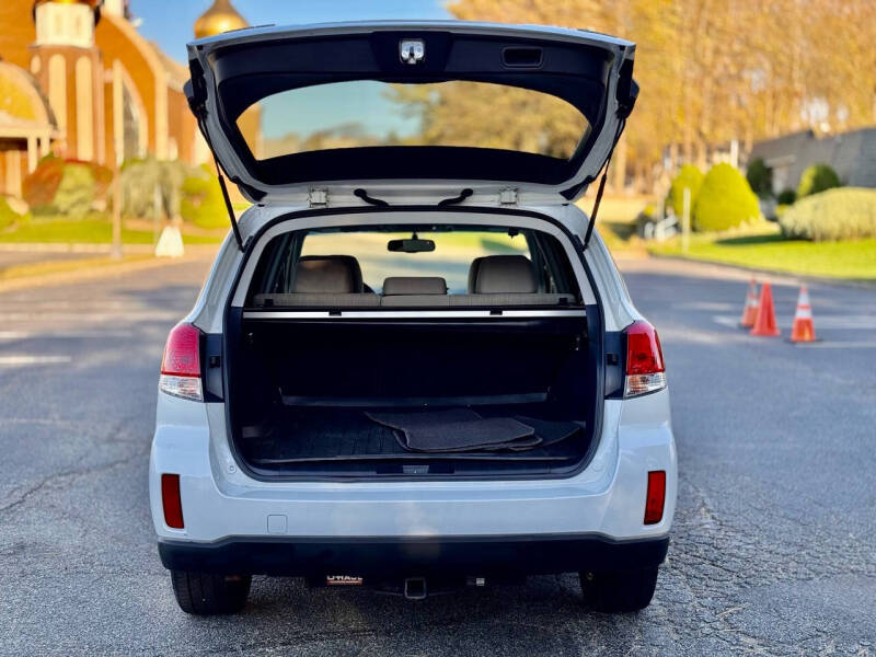 2013 Subaru Outback Premium photo 9