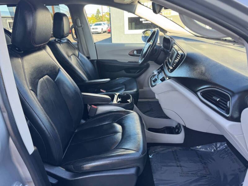 2017 Chrysler Pacifica Touring-L