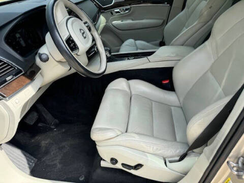 2016 Volvo XC90 T6 Momentum