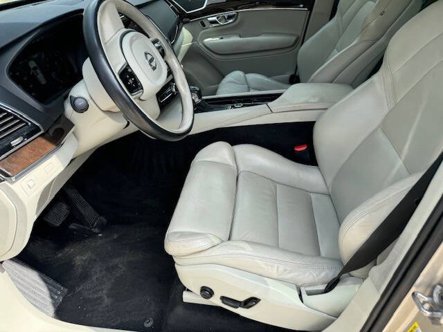 2016 Volvo XC90 T6 Momentum