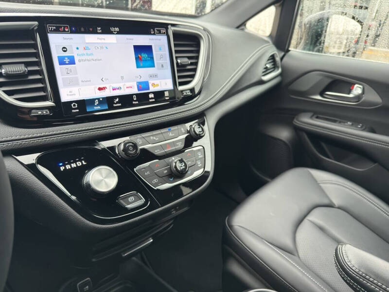 2026 Chrysler Pacifica Select