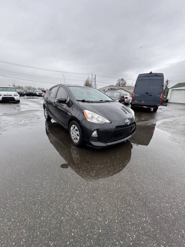2015 Toyota Prius c Two's photo