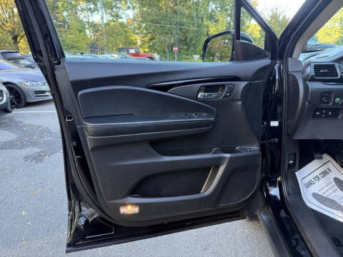 2019 Honda Pilot Touring w/Rear Captain's Chairs