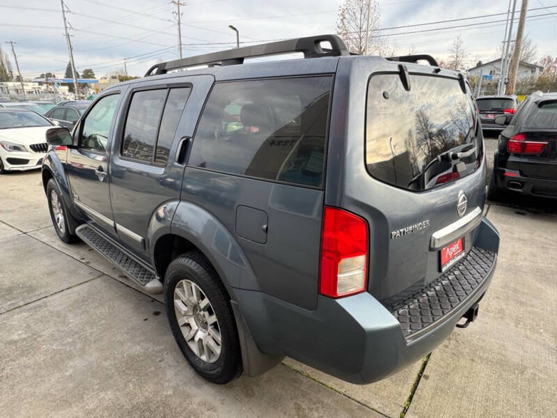 2008 Nissan Pathfinder SE photo 4