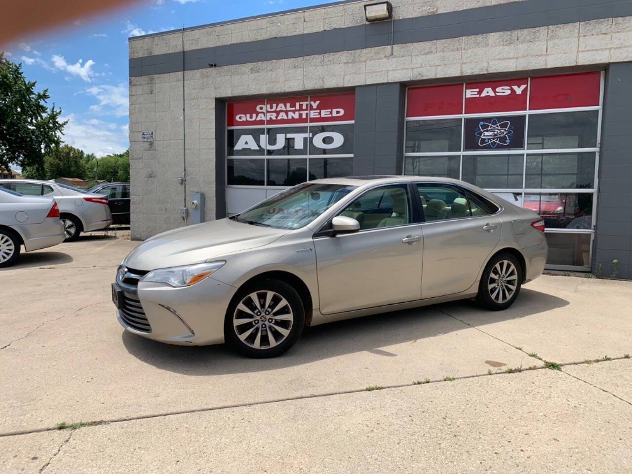 2015 Toyota Camry Hybrid for sale at Quantum Auto Co in Plainfield, IL