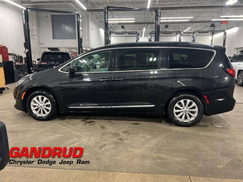 2018 Chrysler Pacifica Touring L's photo