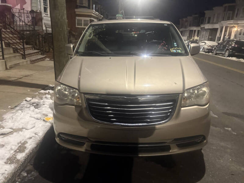 2013 Chrysler Town & Country Touring's photo