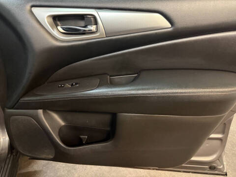 2017 Nissan Pathfinder SL