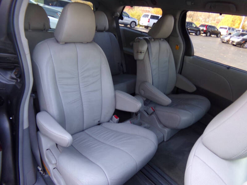 2011 Toyota Sienna XLE 7-Passenger Auto Access Seat