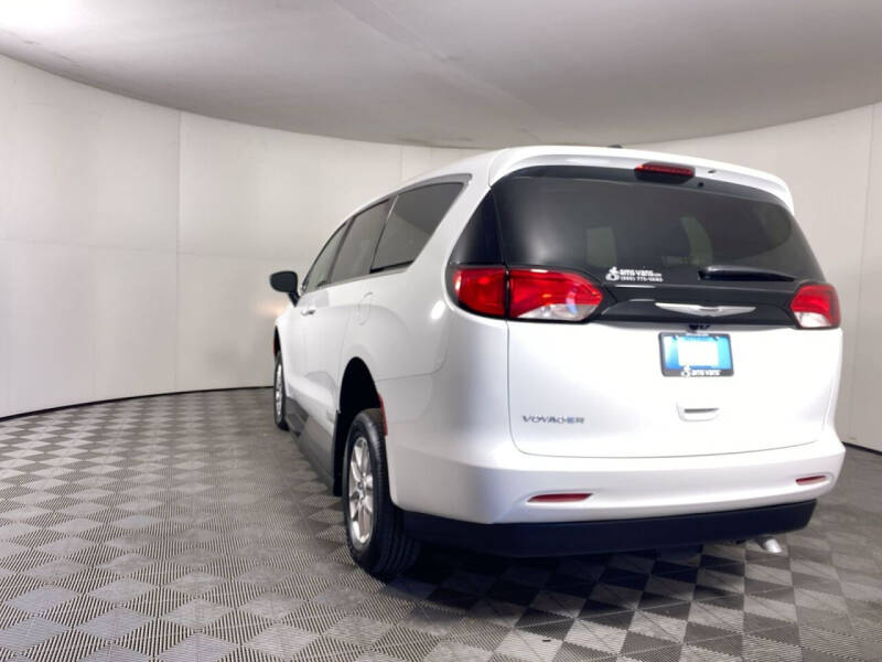 2024 Chrysler Voyager LX