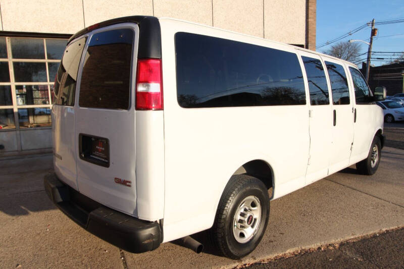 2020 GMC Savana Passenger LS photo 8