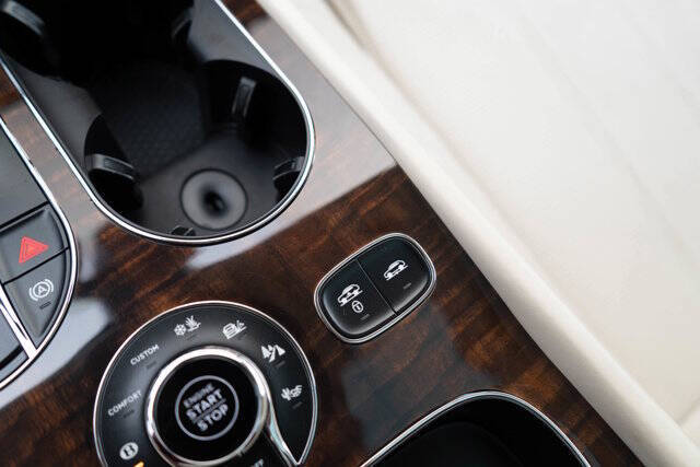 2017 Bentley Bentayga 26