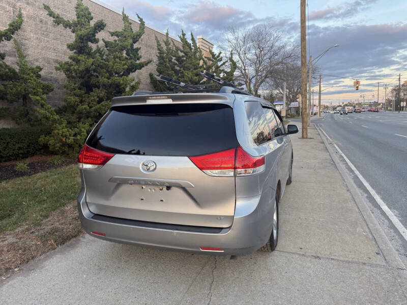 2013 Toyota Sienna LE 7-Passenger Auto Access Seat